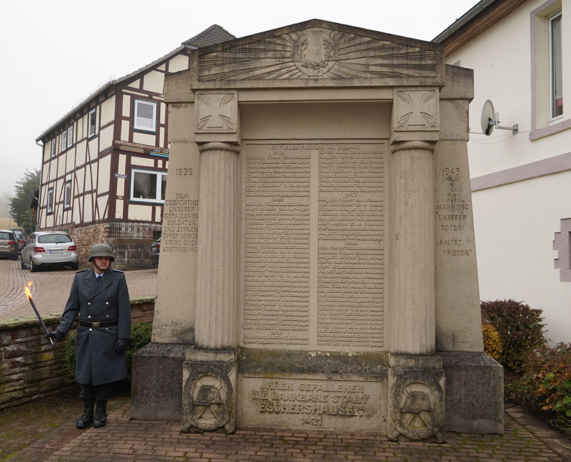 Kriegerdenkmal von 1921 in Eschershausen mit Ehrenwache